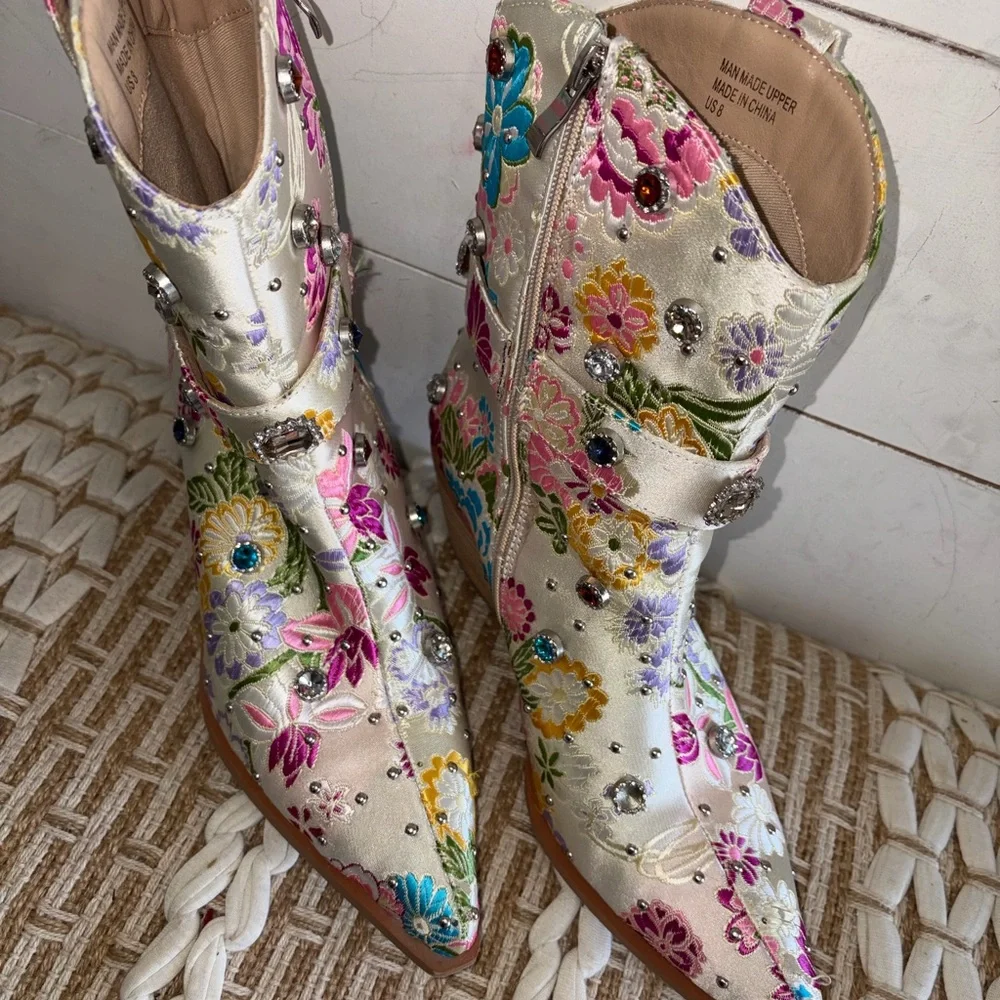 Floral Embroidered Women's Boots - Picture 2 of 4